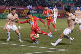 Tâm điểm của vòng đấu là cuộc đọ sức giữa chủ nhà Đông Á Thanh Hóa (áo đỏ) và đương kim vô địch V-League Công an Hà Nội. (Ảnh: Việt Anh/Vietnam+)