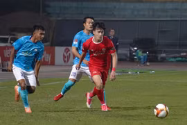 Hoàng Đức hụt hơi trong những pha tranh chấp ở trận đấu với Câu lạc bộ Khánh Hòa tối 17/2. (Ảnh: Việt Anh/Vietnam+)