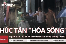 Hà Nội: Phúc Tân "hóa sông," người dân xoay sở tìm cách "sống chung" với lũ