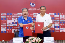 Huấn luyện viên Mai Đức Chung (phải) trở lại nắm quyền dẫn dắt Đội tuyển bóng đá Nữ Việt Nam. (Ảnh: VFF)