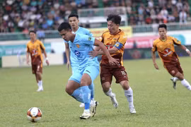 Đội đầu bảng Thép Xanh Nam Định (áo xanh) chia điểm với LPBank Hoàng Anh Gia Lai ở vòng 18 V-League 2023/24. (Ảnh: Quang Thái/TTXVN)
