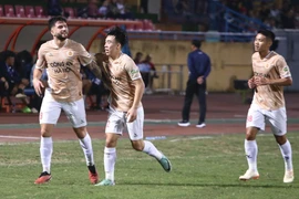 Jeferson Elias (ngoài cùng bên trái) ăn mừng bàn thắng mở tỷ số. (Ảnh: Việt Anh/Vietnam+)