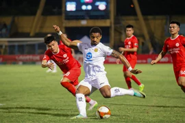 Thép Xanh Nam Định (áo trắng) nhận thất bại 1-2 trước đội chủ nhà Thể Công-Viettel. (Ảnh: Việt Anh/Vietnam+)