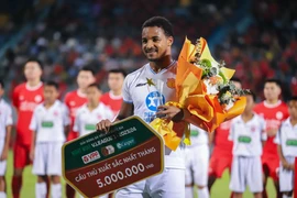 Tiền đạo Rafaelson đang xô đổ hàng loạt kỷ lục ghi bàn tại V-League 2023/24. (Ảnh: Việt Anh/Vietnam+)