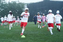 Môn 'thể thao vua' bóng đá là hoạt động được nhiều em nhỏ yêu thích trong dịp Hè. (Ảnh: Việt Anh/Vietnam+)