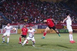 Công an Hà Nội lại thua trong ngày cả HLV Kim Sang-sik và Polking đều dự khán