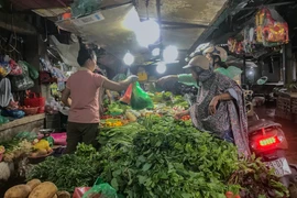 Sáng 8/9, giá rau xanh tăng mạnh tại các chợ truyền thống Hà Nội. (Ảnh: Việt Anh/Vietnam+)