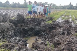 Quả bom nổ để lại hố sâu khoảng 1m, bán kính khoảng 20m. (Ảnh: Huỳnh Phúc Hậu/TTXVN)