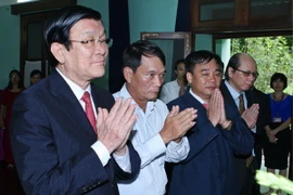  Chủ tịch nước Trương Tấn Sang đến thăm và dâng hương tưởng nhớ Bác Hồ tại nhà 67, Khu di tích Chủ tịch Hồ Chí Minh tại Phủ Chủ tịch. (Ảnh: Thống Nhất/TTXVN)