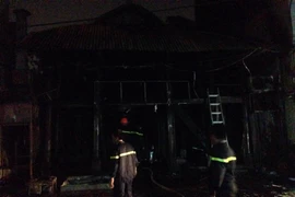 Do quán 2 tầng này làm bằng gỗ, lợp mái cọ nên chỉ trong vòng hơn 10 phút "bà hỏa" đã bao trùm ngôi nhà. (Nguồn: Vietnam+)