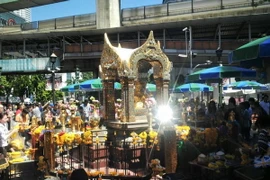 Đền Erawan vẫn tấp nập trong ngày diễn ra thực nghiệm hiện trường.