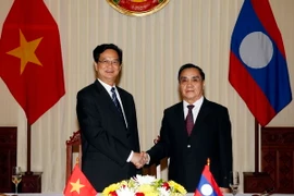 Thủ tướng Nguyễn Tấn Dũng và Thủ tướng Lào Thongsing Thammavong. (Ảnh: Đức Tám/TTXVN)