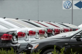Các mẫu xe của hãng Volkswagen được giới thiệu tại đại lý ở San Diego, California (Mỹ). (Nguồn: Reuters/TTXVN)