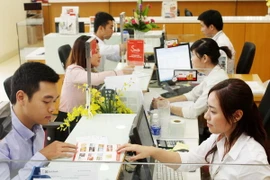 Khách hàng giao dịch tại Hội sở Seabank. (Ảnh: Trần Việt/TTXVN)