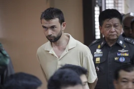 Nghi phạm Adem Karadag (trái) tại sở cảnh sát Bangkok, Thái Lan. (Nguồn: THX/TTXVN)