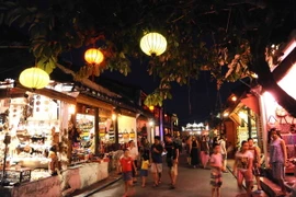 Những ngôi nhà cổ ở Hội An lung linh trong ánh nến và đèn lồng. (Ảnh: Minh Đức/TTXVN)