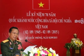 Thượng tướng Chansamone Chanyalath, Thứ trưởng Bộ Quốc phòng Lào đọc diễn văn tại Lễ míttinh. (Ảnh: Phạm Kiên/TTXVN)
