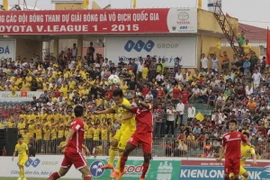 Pha tranh bóng giữa hai đội FLC Thanh Hóa và Hải Phòng. (Ảnh: Trịnh Duy Hưng/TTXVN)