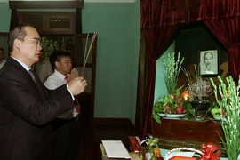 Chủ tịch Ủy ban Trung ương Mặt trận Tổ quốc Việt Nam Nguyễn Thiện Nhân dâng hương tưởng niệm Bác Hồ. (Ảnh: Nguyễn Dân/TTXVN)