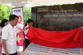 Ban Lãnh đạo cơ quan khánh thành hai hạng mục chính vừa được tôn tạo tại Khu kỷ niệm. (Ảnh: Doãn Đức/Vietnam+)