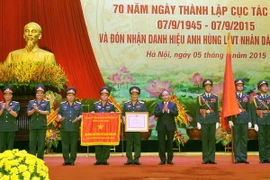 Phó Thủ tướng Nguyễn Xuân Phúc trao tặng danh hiệu Anh hùng lực lượng vũ trang nhân dân cho Cục Tác chiến. (Ảnh: Trọng Đức/TTXVN)