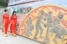 Đoạn tranh Làng nghề truyền thống gốm sứ Giang Cao-Bát Tràng trên Con đường gốm sứ. (Ảnh: Anh Tuấn/TTXVN)