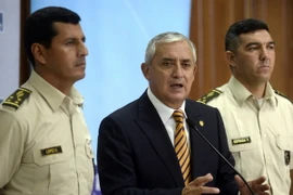 Tổng thống Guatemala Otto Perez Molina (giữa) trong một cuộc họp báo tại Guatemala City hồi tháng6/2015. (Nguồn: AFP/TTXVN)