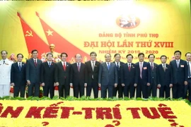 Chủ tịch Quốc hội Nguyễn Sinh Hùng và Phó Thủ tướng Nguyễn Xuân Phúc với Đoàn Chủ tịch Đại hội. (Ảnh: Nhan Sáng/TTXVN)