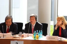 Trưởng Ban Tuyên giáo Trung ương Đinh Thế Huynh (giữa) và bà Edelgard Bumahn tại cuộc Đối thoại. (Ảnh: Đức Chung/TTXVN)