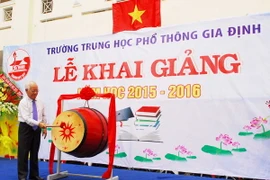 Chủ tịch UBND TP. Hồ Chí Minh Lê Hoàng Quân đánh trống khai giảng năm học mới 2015- 2016 tại Trường THPT Gia Định. (Ảnh: Mạnh Linh/TTXVN)