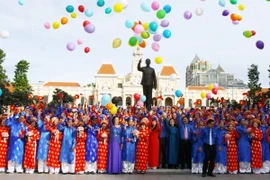  Lãnh đạo cùng 100 đôi uyên ương chụp ảnh chung tại Tượng đài Bác Hồ. (Ảnh: Hoàng Hải/TTXVN)