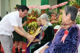 Bí thư Tỉnh ủy Trà Vinh Trần Trí Dũng trao Bằng công nhận danh hiệu Bà mẹ Việt Nam Anh hùng cho các mẹ. (Ảnh: Phúc Sơn/TTXVN)