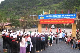 Đón học sinh vào lớp 1 trong Lễ khai giảng năm học mới ở Trường Tiểu học xã Sủng Trà, huyện Mèo Vạc, tỉnh Hà Giang. (Ảnh: Minh Tâm/TTXVN)