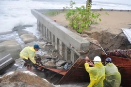 Sóng đánh vỡ bờ kè khu vực Bãi biển Cửa Đại, Thành phố Hội An, tỉnh Quảng Nam. (Nguồn: TTXVN)
