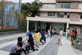 Trò chơi kéo co diễn ra tại sân Đại sứ quán chào mừng Tết Trung thu 2015. (Ảnh: Việt Hòa/Vietnam+)