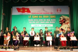 Trao tặng danh hiệu vinh dự cho các "Bà mẹ Việt Nam Anh hùng" tại buổi lễ. (Ảnh: Văn Trí/TTXVN)