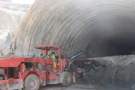 Mét đường hầm cuối cùng đã được khoan thủng vào sáng 9/9. (Ảnh: Đoàn Hữu Trung/TTXVN)