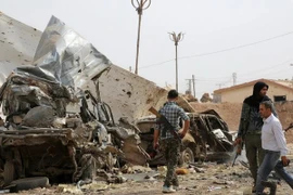 Lực lượng an ninh người Kurd điều tra tại hiện trường vụ đánh bom. (Nguồn: AFP/TTXVN)