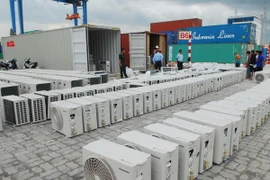Máy điều hòa không khí đang được kiểm kê và chờ giám định xử lý. (Ảnh: Mạnh Linh/TTXVN)