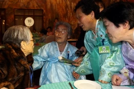 Cụ bà Hàn Quốc 96 tuổi (trái) gặp lại người thân ở Triều Tiên tại Kumgang. (Nguồn: Yonhap/TTXVN)