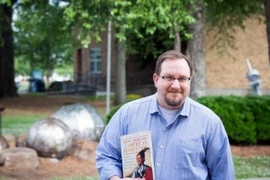 Giáo sư sử học Mỹ Ethan Schmidt, nạn nhân của vụ nổ súng. (Nguồn: Đại học Delta State)