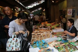 Người dân Nhật Bản mua sắm tại thủ đô Tokyo. (Nguồn: AFP/TTXVN)