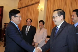 Phó Thủ tướng Phạm Bình Minh tiếp Thứ trưởng Ngoại giao Philippines Evan Garcia. (Ảnh: An Đăng/TTXVN)