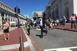 Người dân được sơ tán sau khi nghe thấy tiếng súng nổ. (Nguồn: usatoday.com)