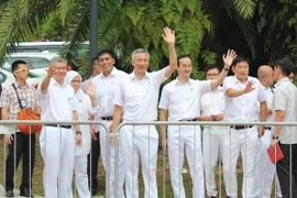 Thủ tướng đương nhiệm Singapore Lý Hiển Long và các thành viên Đảng Hành động Nhân dân (PAP) tại điểm đăng ký Raffles Institution. (Ảnh: Mỹ Bình/Vietnam+)