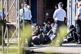 Người di cư tại nhà ga Padborg sau khi qua biên giới Đan Mạch-Đức. (Nguồn: AFP/TTXVN)