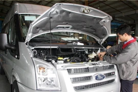 Kiểm tra xe trước khi xuất xưởng tại nhà máy. (Ảnh: Trần Việt/TTXVN)
