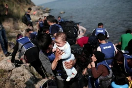 Người di cư tới bờ biển đảo Lesbos sau khi vượt biển Aegean từ Thổ Nhĩ Kỳ. (Nguồn: AFP/TTXVN)