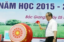 Chủ tịch Nguyễn Thiện Nhân đánh trống khai giảng năm học mới. (Ảnh: Nguyễn Dân/TTXVN)