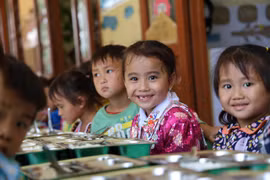Hạnh phúc thầm lặng phía sau những bữa ăn “Cùng em khôn lớn”
